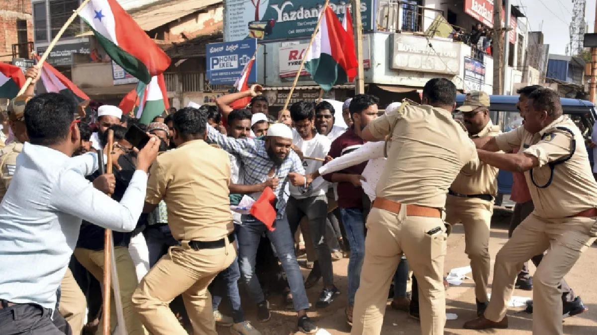 PFI Terror Funding Case: 15 राज्यों में छापेमारी, 106 गिरफ्तारी... टेरर फंडिंग मामले में NIA के एक्शन की पूरी रिपोर्ट Police attempt to detain PFI and Social Democratic Party of India (SDPI) workers during a protest ag- India TV Hindi
