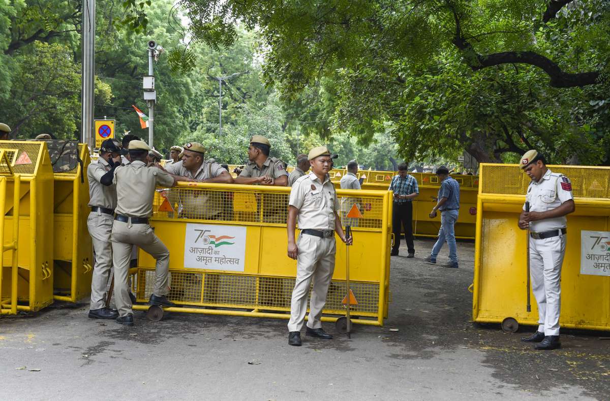 होलिका दहन और शब-ए-बारात पर पुलिस अलर्ट, हुड़दंगियों के खिलाफ सख्त कार्रवाई का निर्देश । Delhi Police Alert Police alert on Holika Dahan and Shab-e-Barat night instructions for strict action