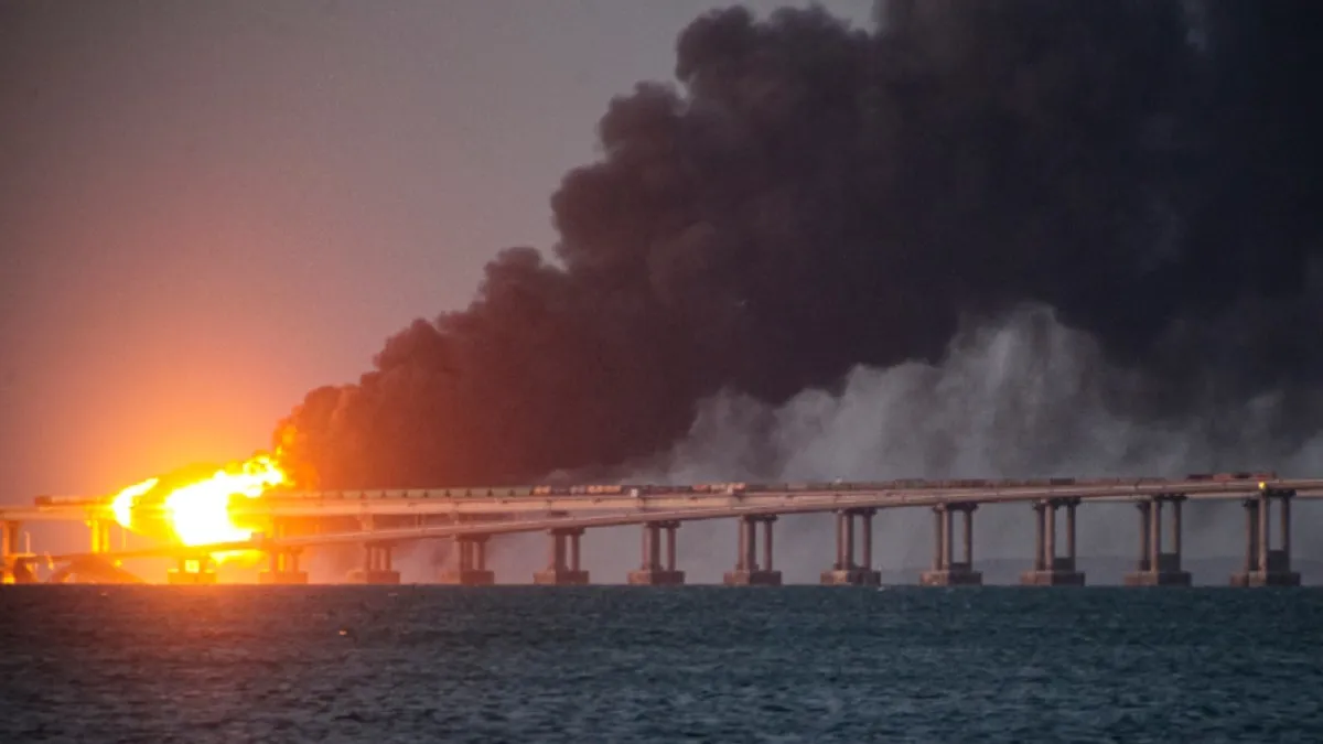 Crimea Bridge Blast: दुनिया ने देखी 'क्रीमिया ब्रिज ब्लास्ट' की तस्वीर, नुकसान के आकलन में जुटे विशेषज्ञ, 3.7 अरब डॉलर की लगात से बना था पुल Crimea Bridge Blast- India TV Hindi