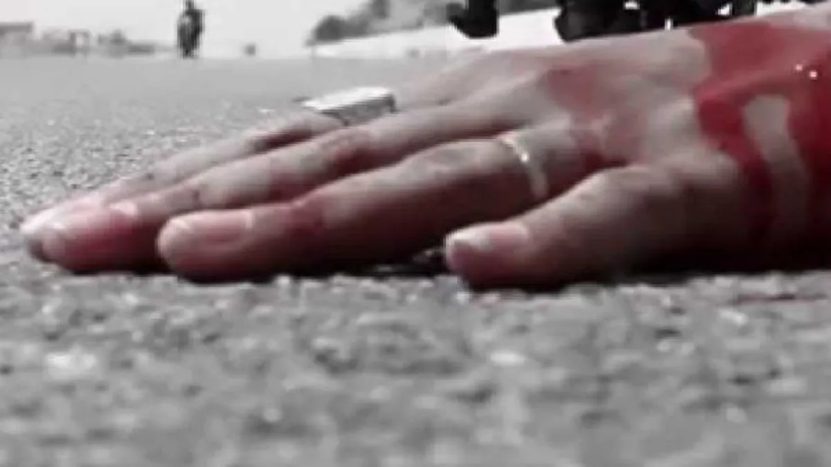 खून से लथपथ कराहते युवक का लोग बनाते रहे VIDEO, दर्द के कारण तोड़ा दम यूपी के लखीमपुर खीरी...- India TV Hindi