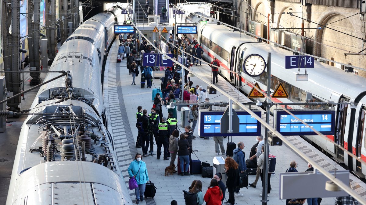 Germany Inverted Train Germany: जर्मनी में कई घंटों तक रेल सेवाएं बाधित, लंबी दूरी के साथ ...