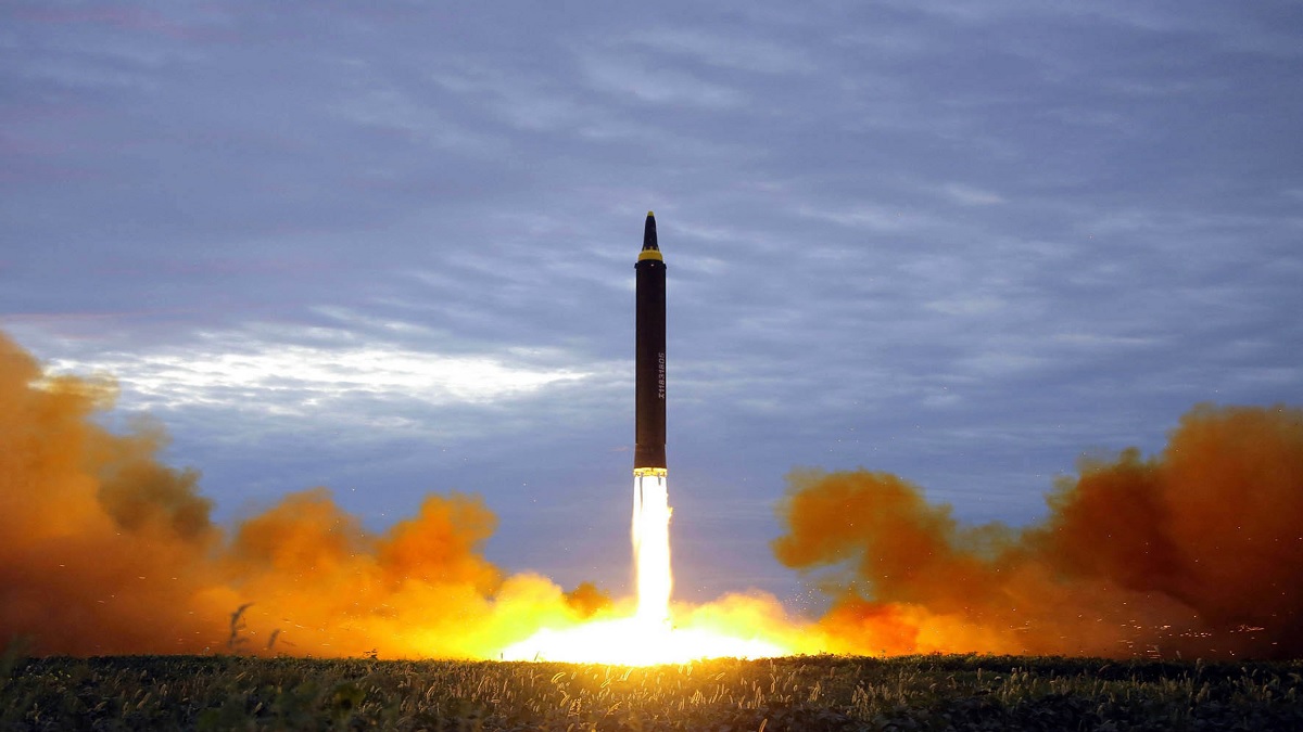 North Korea : उत्तर कोरिया ने दागी बैलिस्टिक मिसाइल, जापान के ऊपर से गुजरी