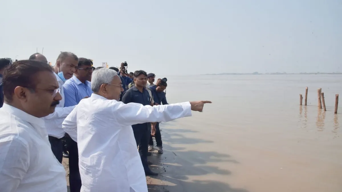 'घायल' नीतीश स्टीमर छोड़ कार से विभिन्न घाटों पर गए, किया छठ की तैयारी का निरीक्षण Nitish Kumar- India TV Hindi