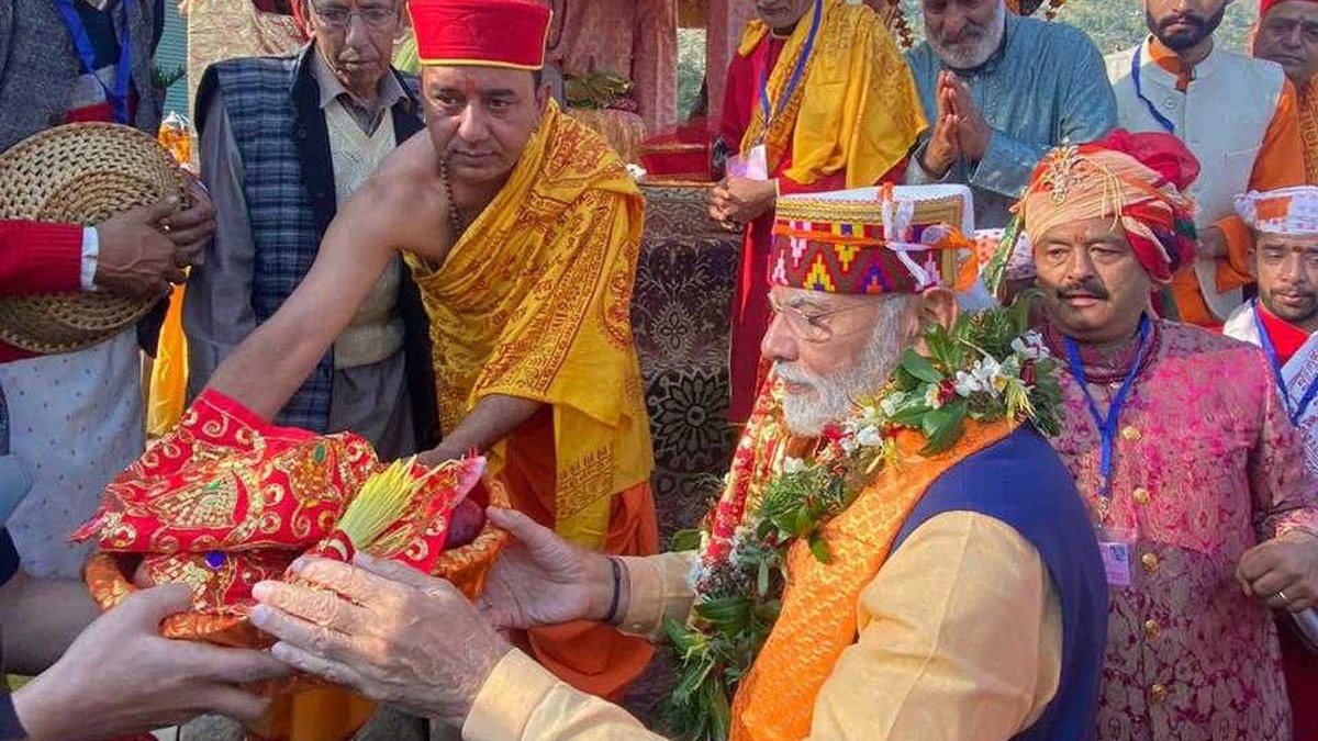 प्रोटोकॉल तोड़कर रघुनाथ जी के दर्शन के लिए पहुंचे PM मोदी, तस्वीरों में ...