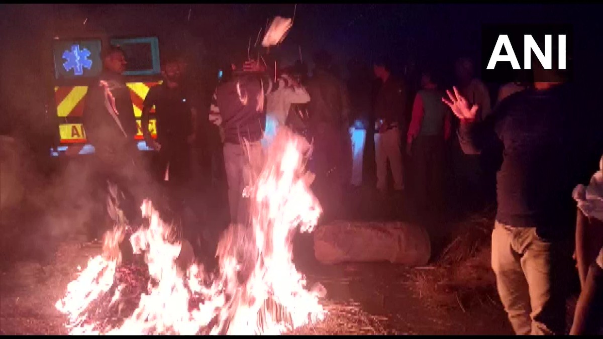अनियंत्रित कार ने सड़क किनारे श्राद्ध कार्यक्रम का भोज खा रहे 18 लोगों को कुचला, 1 की मौत। Uncontrolled car crushed 18 people eating Shradh program on the roadside, 1 died