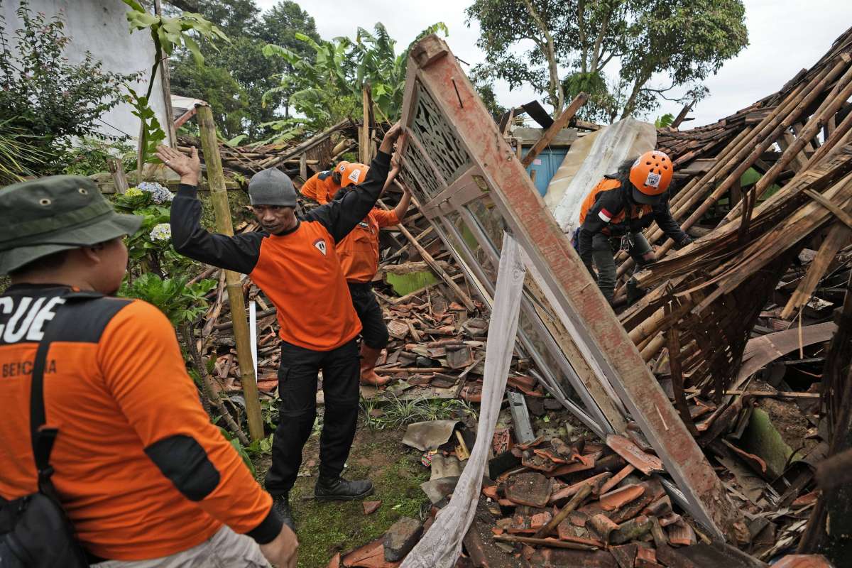 भूकंप के तेज झटकों से कांप उठा इंडोनेशिया, हिलने लगी धरती तो भाग पड़े लोग