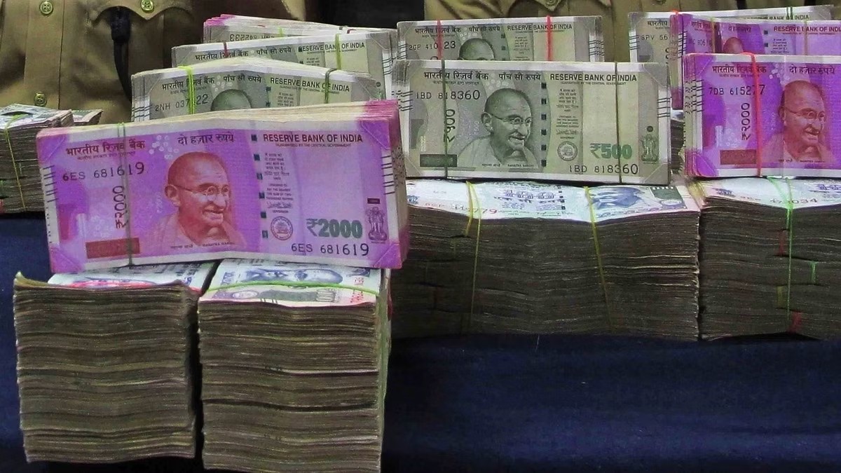 नोएडा के हवाला केस में पुलिस की दिल्ली में ताबड़तोड़ छापेमारी, 96 लाख रुपये 3 लोग पकड़े Noida Hawala case police recovered 96 lakhs cash from Delhi 3 more taken in custody
