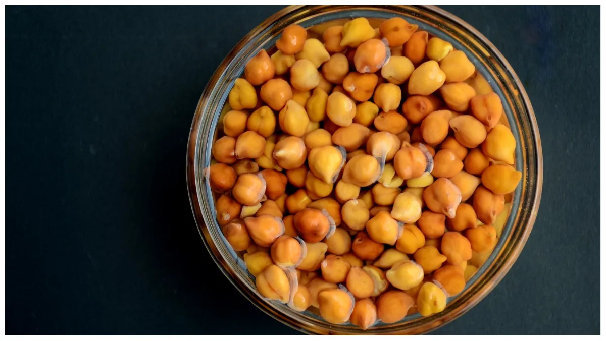 भीगे चने का पानी पीने के फायदे हैं कई, पैरों में अकड़न और कब्ज जैसी समस्याओं में है मददगार chane_ka_pani_pine_ke_fayde- India TV Hindi