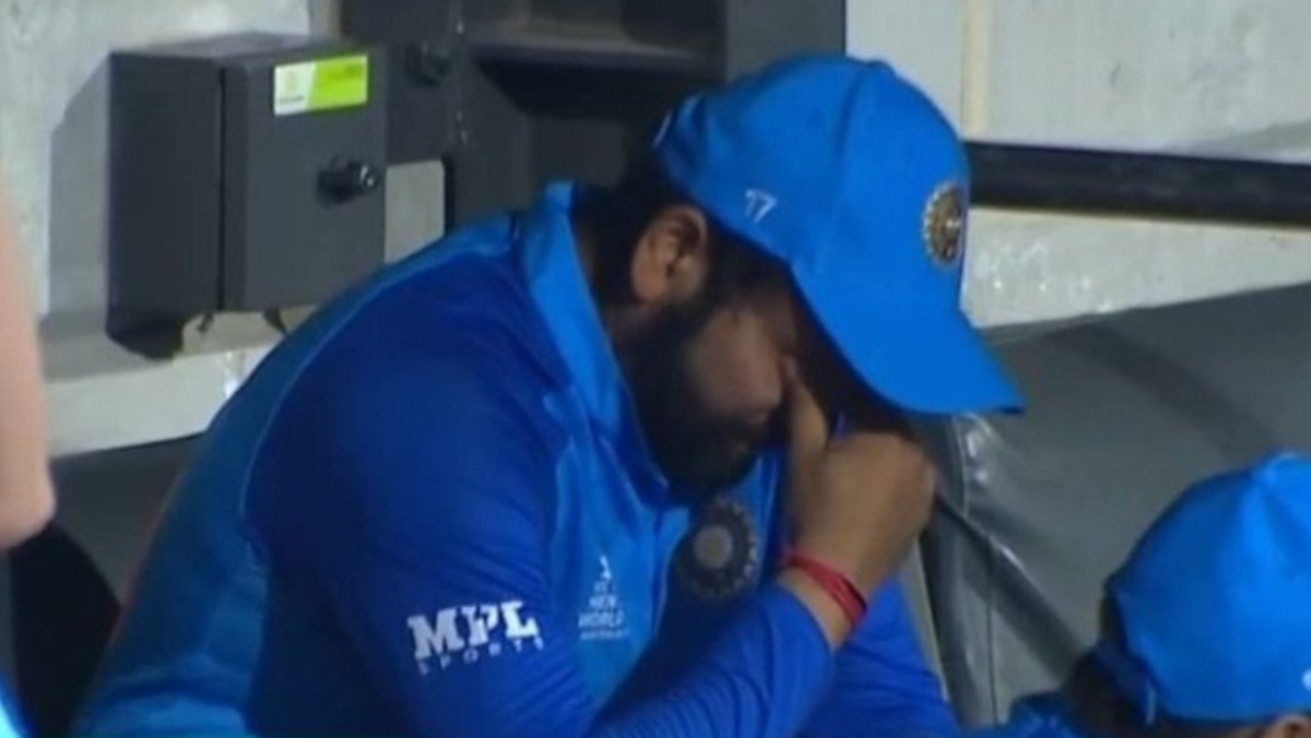IND vs ENG Captain Rohit Sharma wept in the dressing room after the dugout T20 World Cup 2022 डगआउट के बाद ड्रेसिंग रूम में भी रो पड़े कप्तान रोहित शर्मा, साथी खिलाड़ियों से देखा नहीं गया हिटमैन का हाल