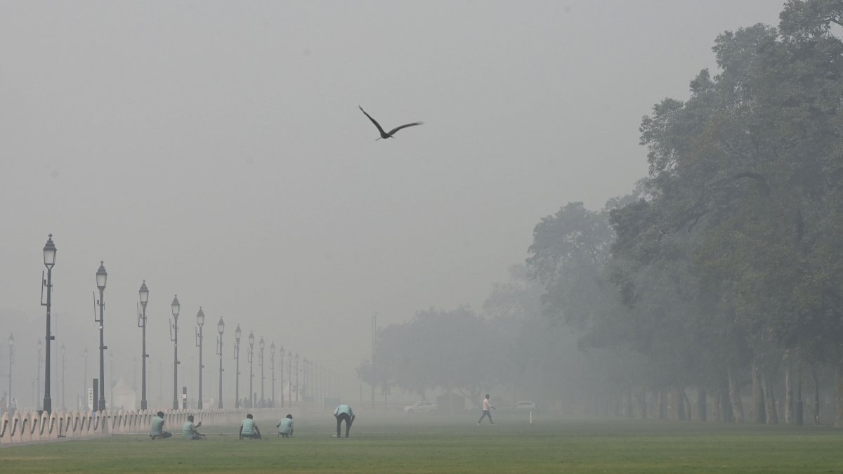 दिल्ली की हवा हुई ‘बेहद खराब’, 346 पर पहुंचा AQI, ग्रेप-3 की पाबंदियां रहेंगी लागू Delhi air quality is very bad AQI reached 346 restrictions of Grape-3 remain in force