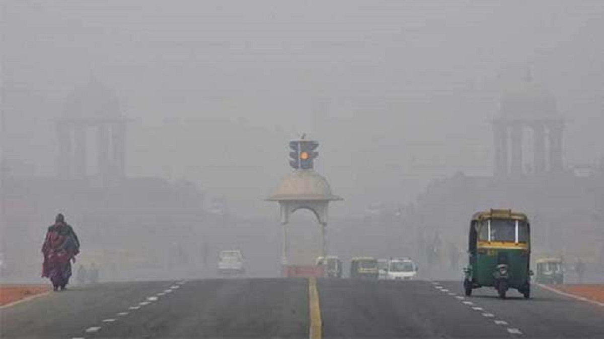 दिल्ली में सर्दी के साथ बढ़ रहा प्रदूषण, कई राज्यों में बारिश के आसार, जानें मौसम का हाल