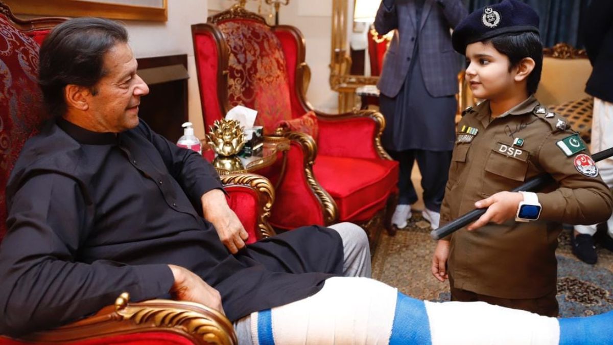 Imran Khan claims, discussion on early elections between Army Chief Bajwa and President Alvi | पाकिस्तान में जल्द होंगे चुनाव? इमरान ने बाजवा और अल्वी का नाम लेकर किया बड़ा दावा