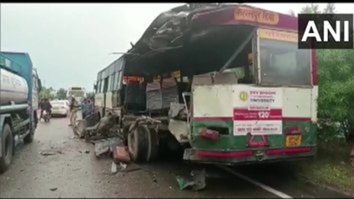 जम्मू-कश्मीर: सांबा में जम्मू-पठानकोट हाइवे पर बस की टक्कर, 3 की गई जान, 17 घायल