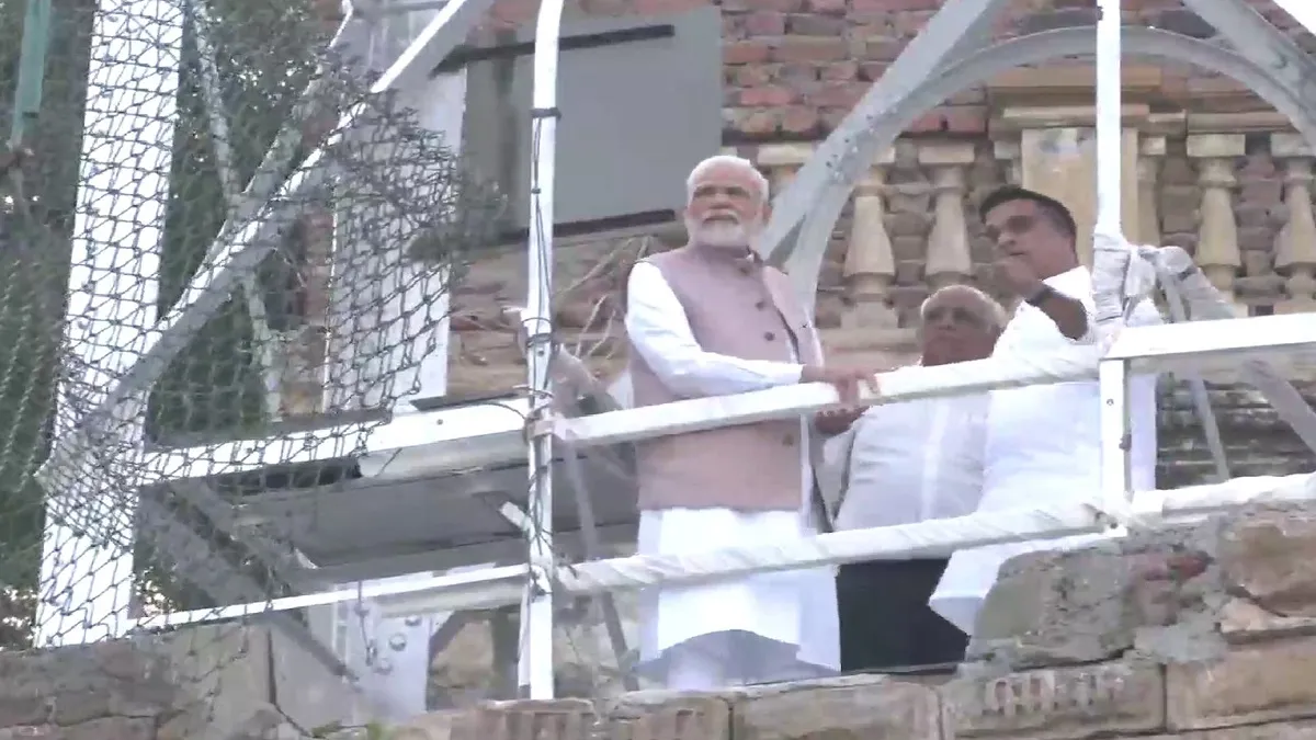 मोरबी के सिविल अस्पताल में घायलों से मिले PM मोदी, रेस्क्यू टीम से भी की मुलाकात pm modi- India TV Hindi