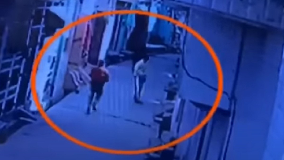Uttar Pradesh Youth shot dead in broad daylight in Moradabad crime incident recorded in CCTV