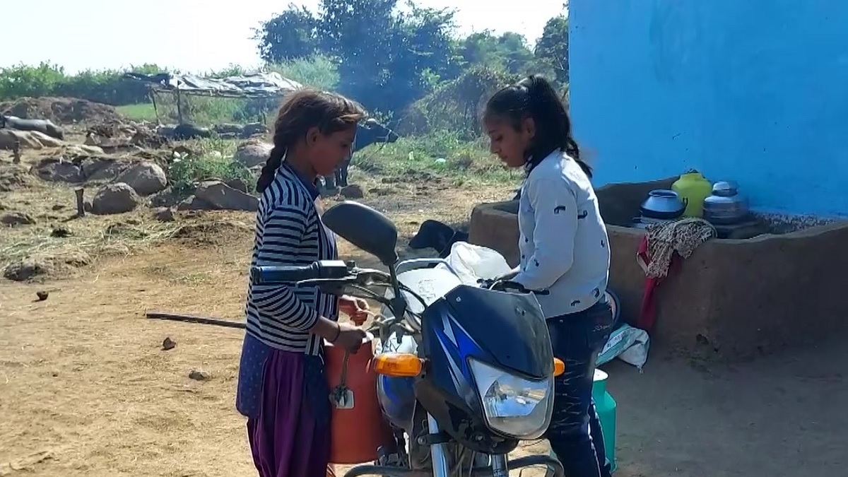 You are currently viewing Madhya Pradesh: 13-year-old village girl sells milk and raises a family of 7 people, see photos