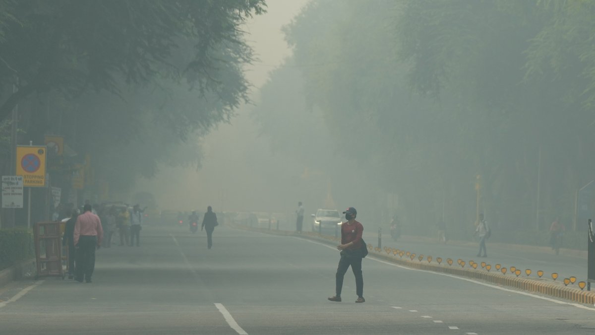 दम घोट रही दिल्ली की जहरीली हवा, 399 पर पहुंचा AQI, जानें नोएडा-गु्रुग्राम का हाल