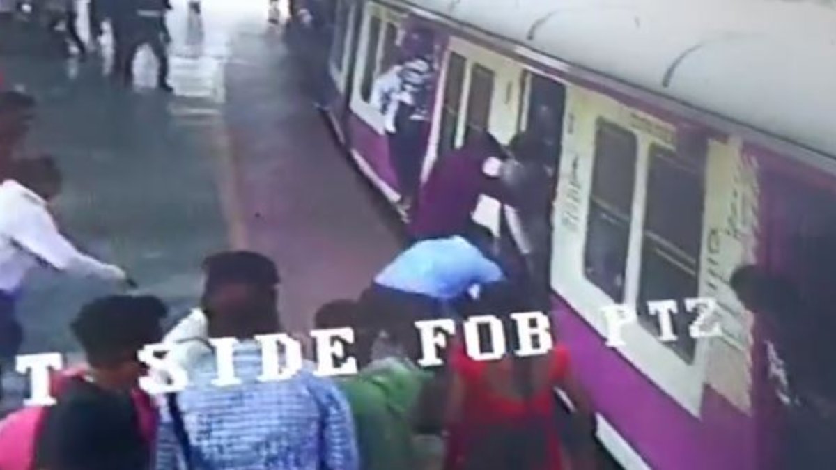 चलती ट्रेन से गिरी महिला और उसका बच्‍चा, RPF जवान ने यूं बचा ली जान; देखें Video