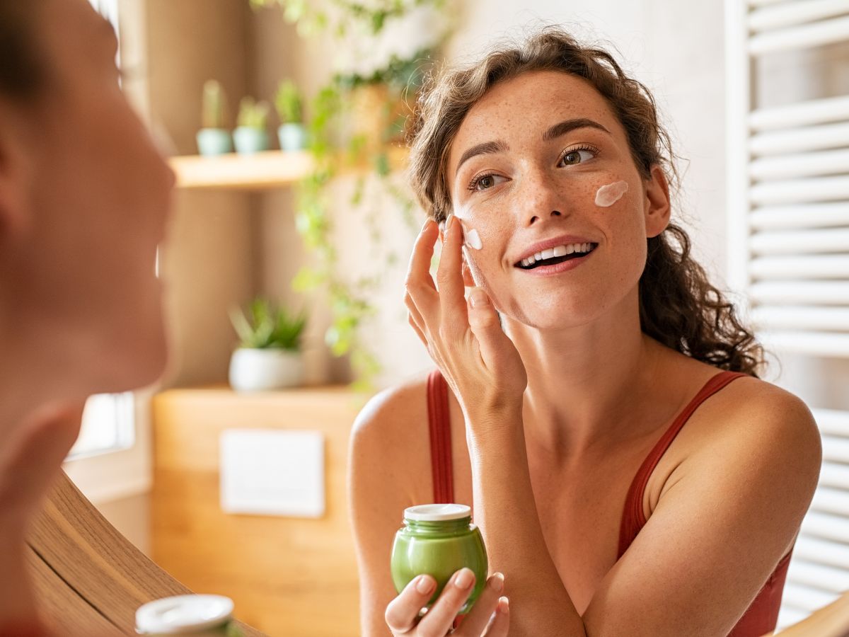 Night Skin Routine: ग्लोइंग स्किन के लिए सोने से पहले जरूर करें ये 5 काम, त्वचा रहेगी हेल्दी