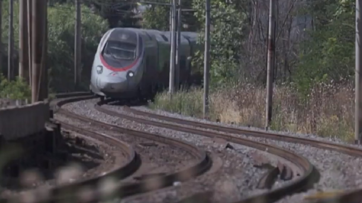 देश में जल्द ही चलेगी Tilting Trains, घुमावदार ट्रैक पर मोटरबाइक तरह आसानी से मुड़ सकेंगी, जानिए डिटेल