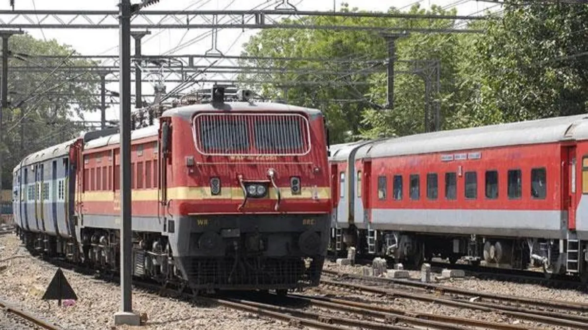 यात्रीगण ध्यान दें! रेलवे ने आज रद्द की 147 ट्रेनें, 22 गाड़ियों को किया रिशेड्यूल, यहां देखें पूरी List कैंसिल ट्रेनों की लिस्ट- India TV Hindi