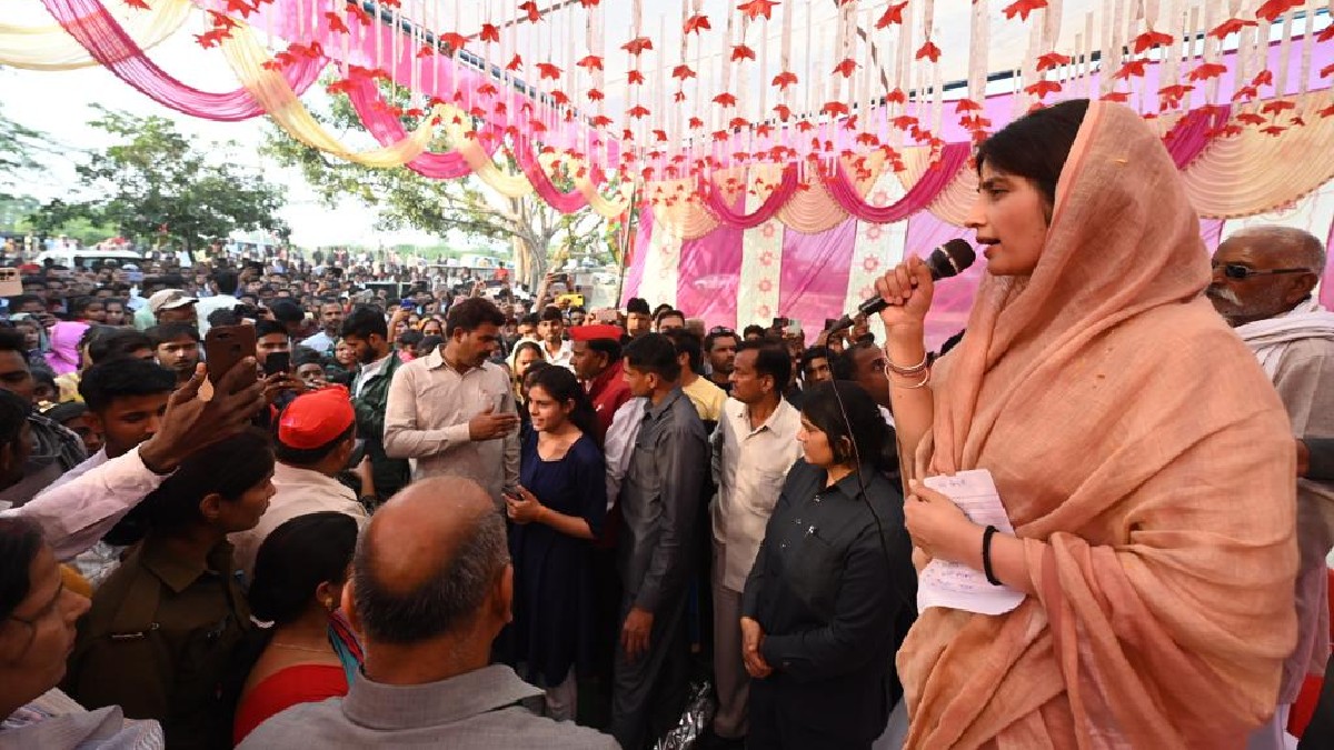 Mainpuri by-election: ‘SP workers should not sleep in their homes before voting’, said Dimple Yadav during election campaign
– News X