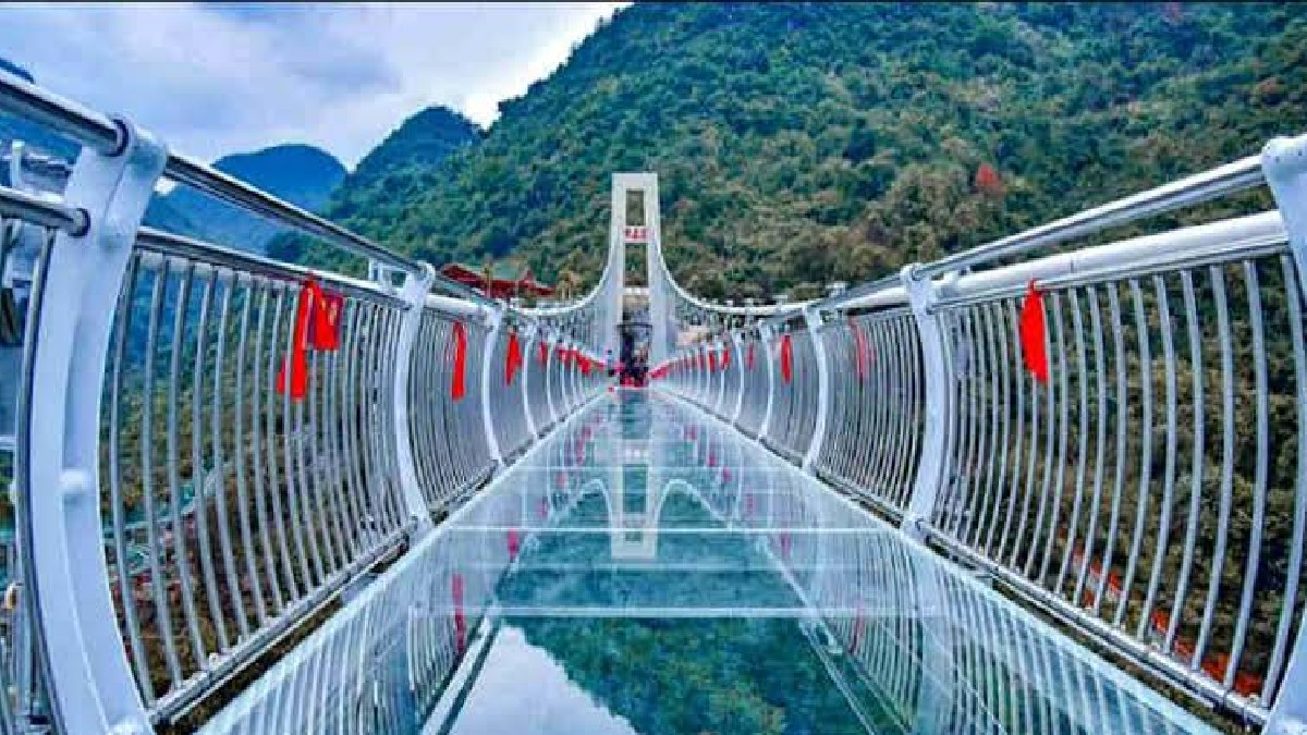 India first glass bridge built in Rishikesh it will be started instead of Laxman Jhula know when the construction will be completed Uttrakhand ऋषिकेश में बन रहा है भारत का पहला शीशे