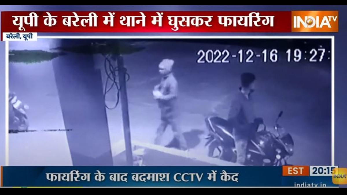 Fearless miscreant in Bareilly entered the police post and opened fire constable was shot बरेली में बेखौफ बदमाश, पुलिस चौकी में घुसकर की फायरिंग, सिपाही को लगी गोली