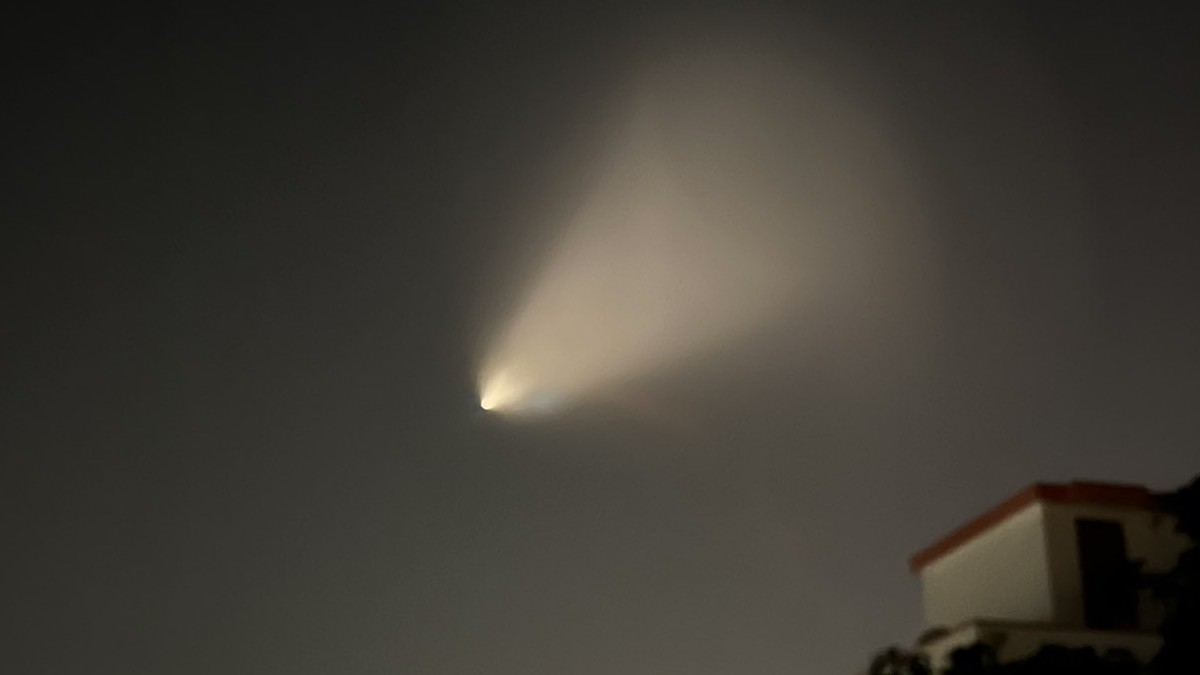 कोलकाता के आसमान में दिखी रहस्यमयी रोशनी, लोग बोले- ऐसा लगा जैसे ऊपर कोई टॉर्च जलाकर भाग रहा हो