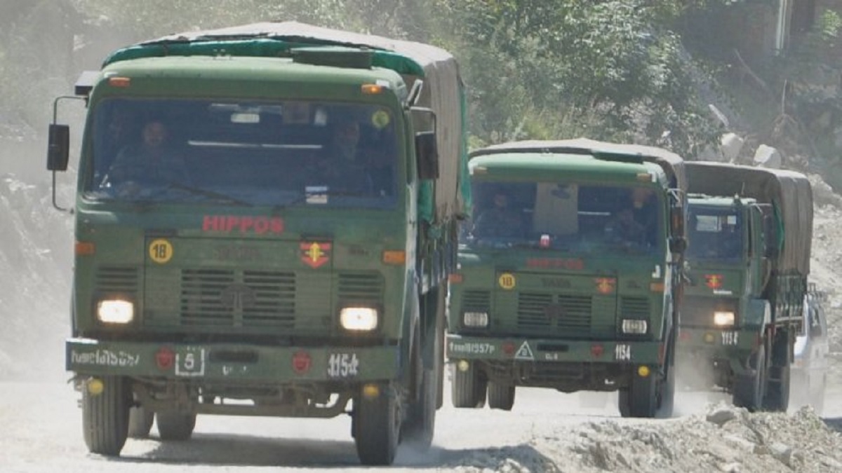 उदयपुर जा रहे इंडियन आर्मी के ट्रक में लगी आग, लदे हुए गोला-बारूद में हुआ विस्फोट | Indian Army truck going to Udaipur caught fire, loaded ammunition exploded