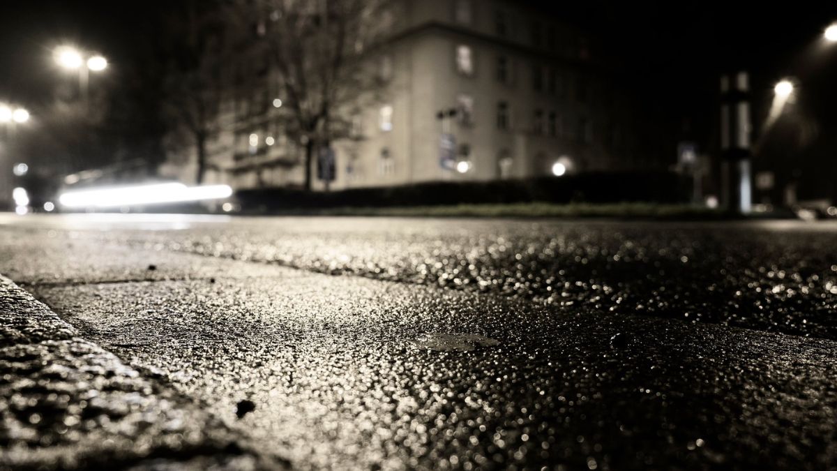 कोई मजाक नहीं… ब्रिटेन में वाकई पड़ रही काले रंग की बर्फ, रोड एक्सीडेंट का खतरा बढ़ा, देखिए VIDEOS-Britain black ice lying on roads meteorological department issues warning watch videos कोई मजाक नहीं… ब्रिटेन में वाकई पड़ रही काले रंग की बर्फ, रोड एक्सीडेंट का खतरा बढ़ा, देखिए VIDEOS-Britain black ice lying on roads meteorological department issues warning watch videos