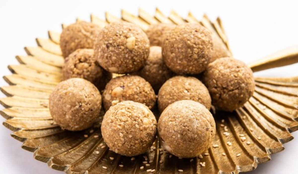 Til Laddu Benefits: सर्दियों में बनाएं स्वाद से भरपूर तिल के लड्डू, इनके सेवन से ये गंभीर समस्याएं भी होंगी दूर