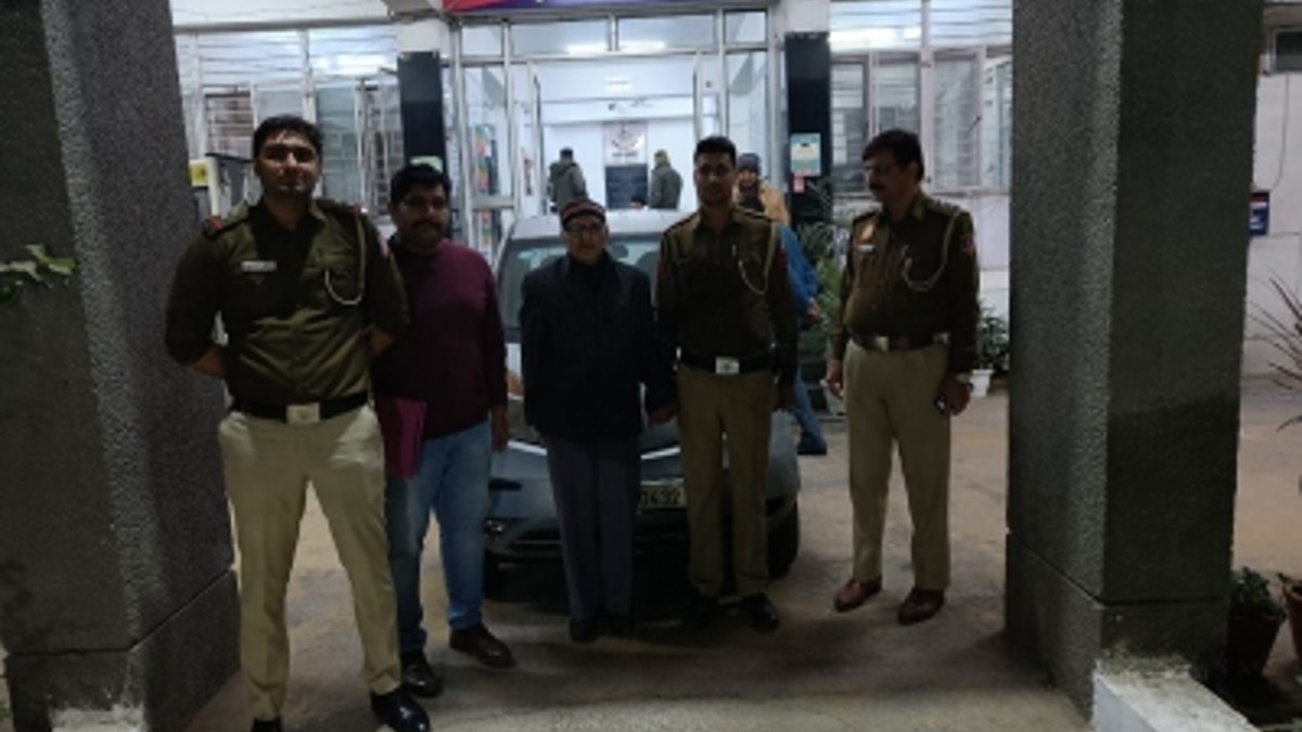 Delhi man posing as a judge demanding extortion of 5 lakhs from the police arrested हाई कोर्ट का जज बनकर थाने का किया दौरा, फिर मांगी लाखों की रंगदारी… पुलिस ने दबोचा ऑन द स्पॉट