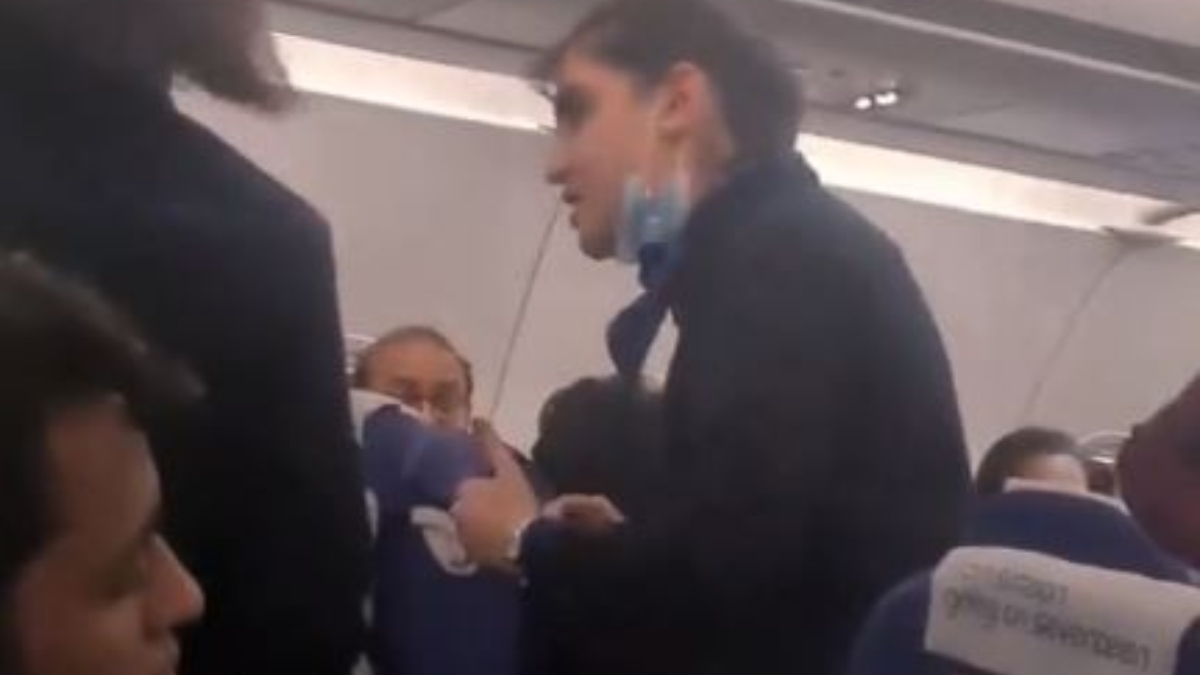मैं कर्मचारी हूं…नौकर नहीं, IndiGo की फ्लाइट में पैसेंजर से एयर होस्टेस की हुई तीखी बहस, देखें Video IndiGo flight argument with passenger Air hostess said i am not your servant watch viral video
