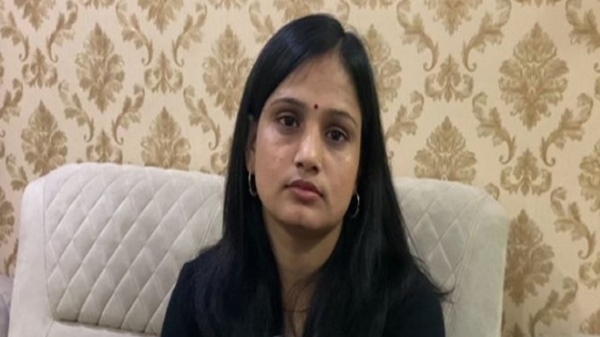 UP SHOs wife shows generosity in Greater Noida feeding newborn girl found in bushes । यूपी: ग्रेटर नोएडा में नवजात बच्ची को झाड़ियों में फेंक गए मां-बाप, SHO की पत्नी ने कराई फीडिंग, कही ये बात