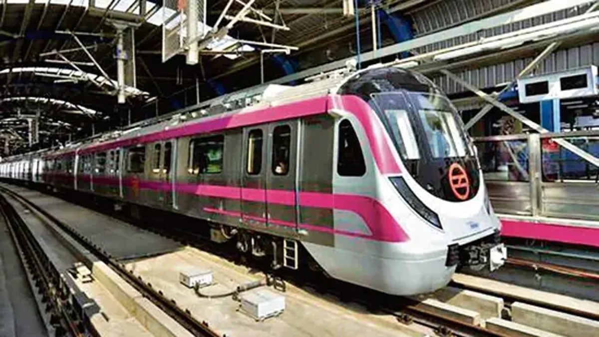 delhi metro magenta line services halted for an hour after a drone fell down on track । दिल्ली मेट्रो के ट्रैक पर गिरा मेडिकल सप्लाई ले जा रहा ड्रोन, इस रूट पर बाधित रहीं सेवाएं