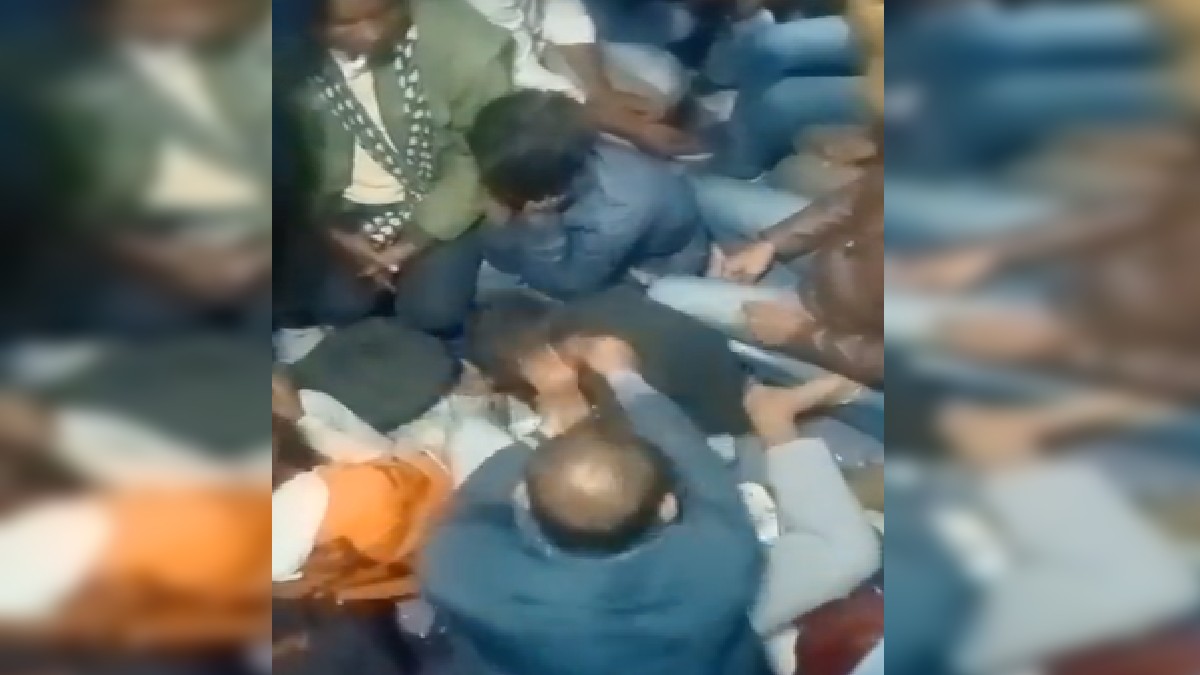 After beaten for hours man thrown from train for phone theft View Viral Video-फोन चोरी के आरोप में मिली तालिबानी सजा, घंटों पीटने के बाद ट्रेन से फेंका; देखें Viral Video