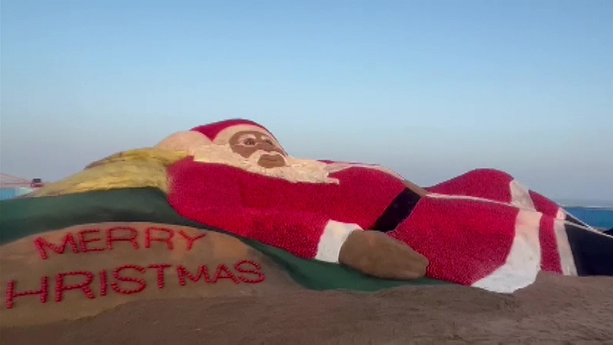 Merry Christmas 2022 in Odisha Sand artist Sudarsan Pattnaik created 27ft high 60ft wide Santa Clause । रेत कलाकार सुदर्शन पटनायक ने क्रिसमस के मौके पर बनाया 27 फीट ऊंचा सांता क्लॉज, ये है खासियत Merry Christmas 2022 in Odisha Sand artist Sudarsan Pattnaik created 27ft high 60ft wide Santa Clause । रेत कलाकार सुदर्शन पटनायक ने क्रिसमस के मौके पर बनाया 27 फीट ऊंचा सांता क्लॉज, ये है खासियत