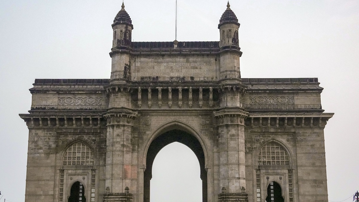 मुंबई में कर्फ्यू की खबर से मची अफरा-तफरी, फिर आया पुलिस का बयान, जानिए पूरी खबर