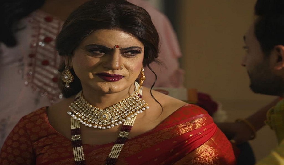 Haddi: इस खूबसूरत महिला को पहचानने में खा जाएंगे गच्चा/nawazuddin siddiqui in red saree for transgender role for film haddi fans shocked after see nawaz