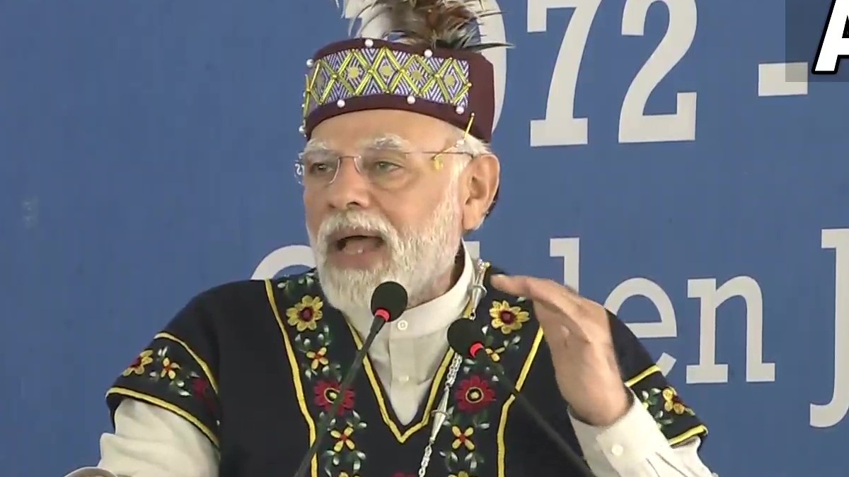 शिलांग में बोले प्रधानमंत्री मोदी, “हमारी सरकार ने पूर्वोत्तर के विकास की राह में आयी बाधाओं को ‘रेड कार्ड’ दिखाया”