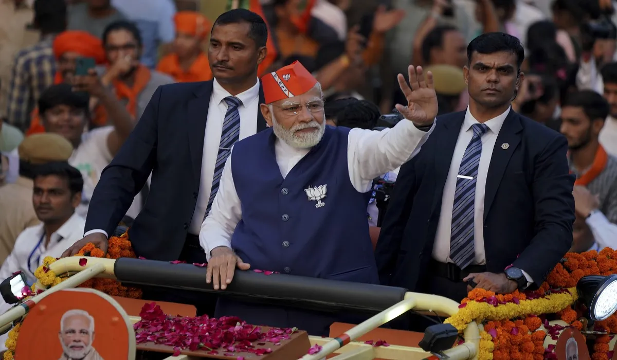पीएम मोदी का अहमदाबाद में 30 किमी लंबा रोड शो, मतदाताओं से कांग्रेस को सबक सिखाने की अपील अहमदाबाद में पीएम मोदी का रोड शो- India TV Hindi