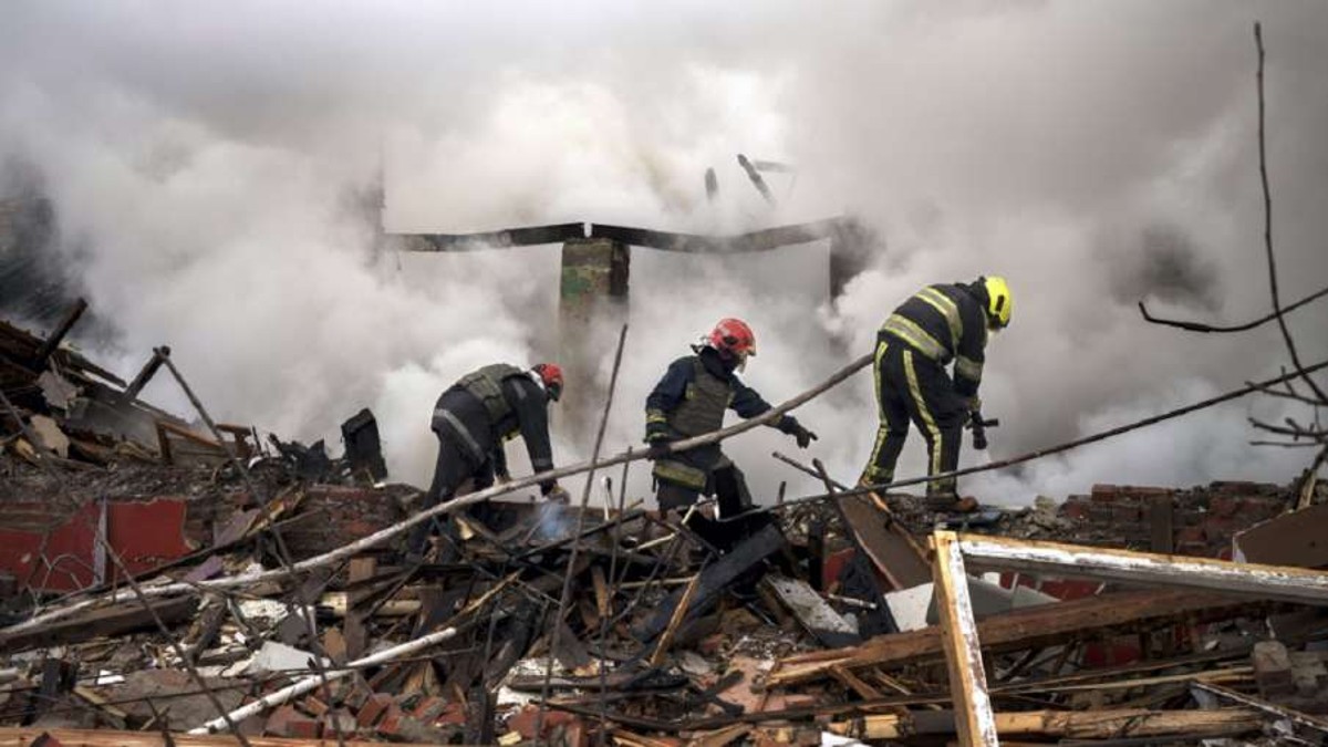Russia’s air base in danger! खतरे में रूस के हवाई सैन्य अड्डे! लगातार दूसरी बार उड़ाने की हुई कोशिश, सुरक्षा में लगे कई सैनिकों की मौत, इतने घायल Russia’s air base in danger! खतरे में रूस के हवाई सैन्य अड्डे! लगातार दूसरी बार उड़ाने की हुई कोशिश, सुरक्षा में लगे कई सैनिकों की मौत, इतने घायल