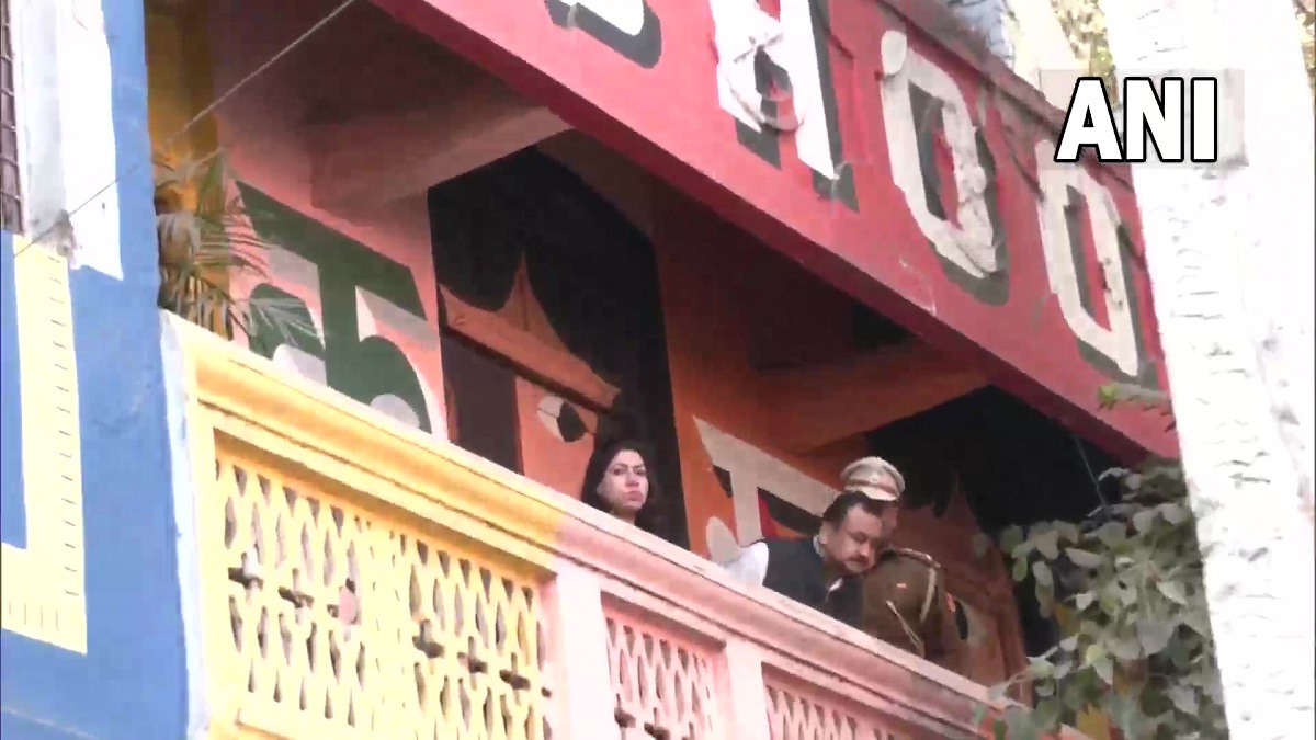 दिल्ली में शिक्षिका ने पांचवीं कक्षा की छात्रा पर कैंची से हमला किया, उसे पहली मंजिल से नीचे फेंका । Teacher hits Class 5 girl with scissors, throws her from 1st floor of Delhi school