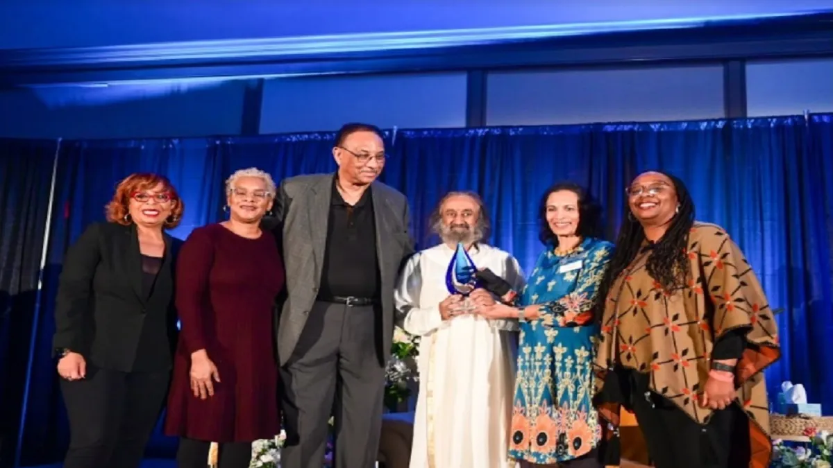 श्री श्री रविशंकर को अमेरिका में मिला 'द एमिसरी ऑफ पीस' सम्मान, विश्व शांति के लिए एकजुट होने की अपील श्री श्री रविशंकर को मिला 'द एमिसरी ऑफ पीस' सम्मान- India TV Hindi