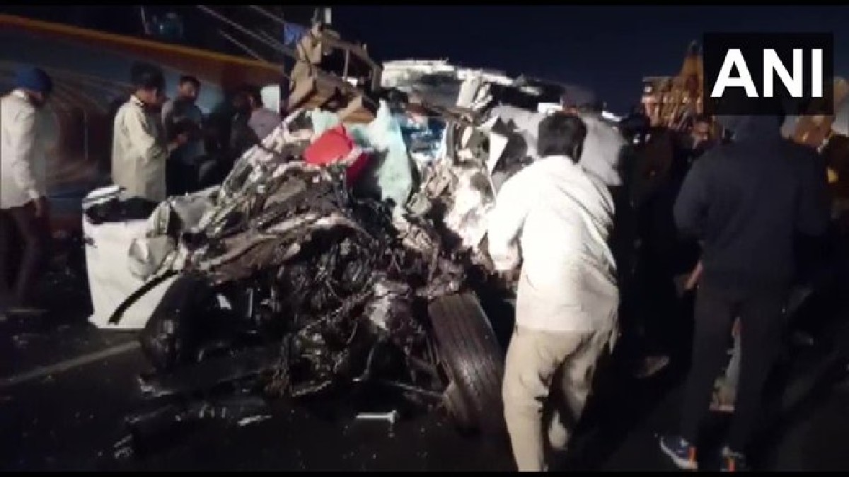गुजरात के नवसारी में बड़ा सड़क हादसा, बस और फॉर्च्यूनर की आपस में टक्कर, कई लोगों की मौत की आशंका