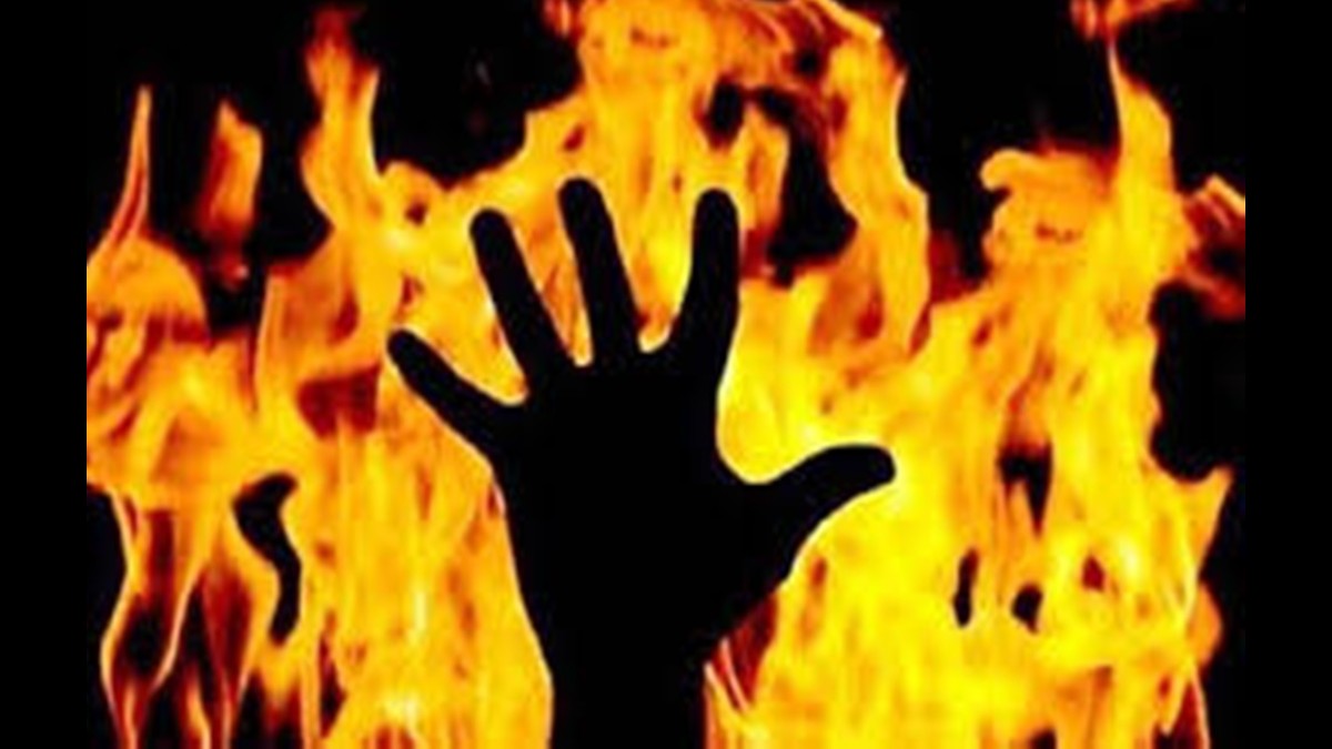The son in law who went to his sasural was burnt alive by sprinkling oil the husband went to meet and persuade the angry wife ससुराल गए दामाद को तेल छिड़ककर जिंदा जलाया