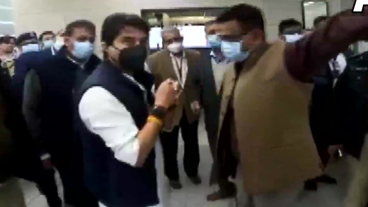 Passengers are getting upset at Terminal-3 of New Delhi Airport Aviation Minister Jyotiraditya Scindia reached there after many complaints IGI एयरपोर्ट की शिकायतों के बाद वहां पहुंचे मंत्री