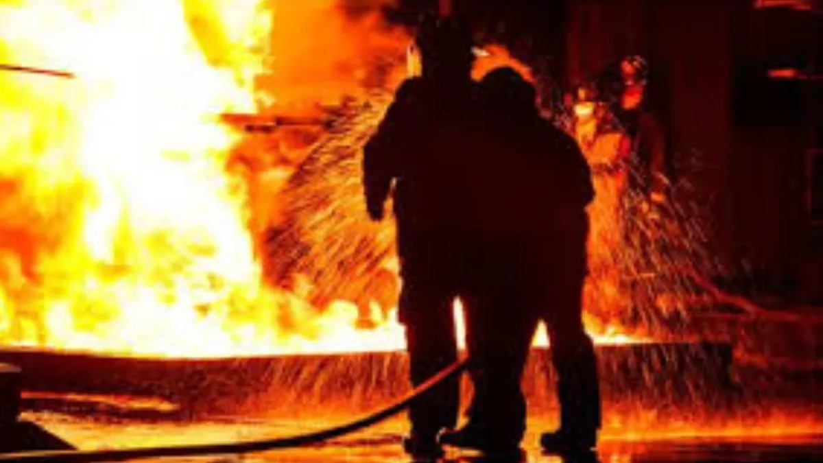 नोएडा के दो इलाकों में लगी आग, मौके पर पहुंची फायर ब्रिगेड की टीम, राहत कार्य शुरू नोएडा से आग लगने की खबर - India TV Hindi