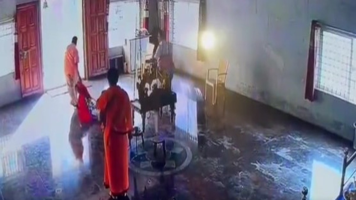 Man hit the woman then dragged her out of the temple, Watch this video। महिला को मारा फिर बाल पकड़ घसीटकर मंदिर से बाहर निकाला, Video देख आपको भी आ जाएगा गुस्सा